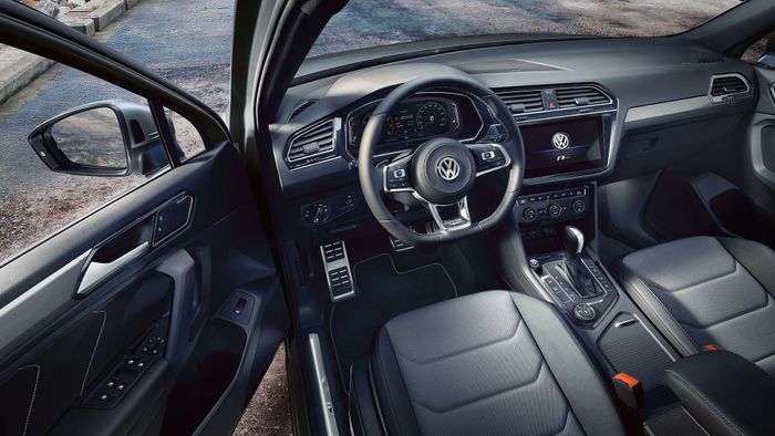 Interior atau kabin depan VW Tiguan Allspace