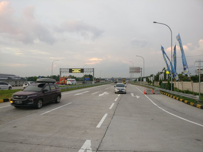 Kondisi arus lalu lintas di Exit Tol Ngasem Jalan Tol Solo-Kertosono