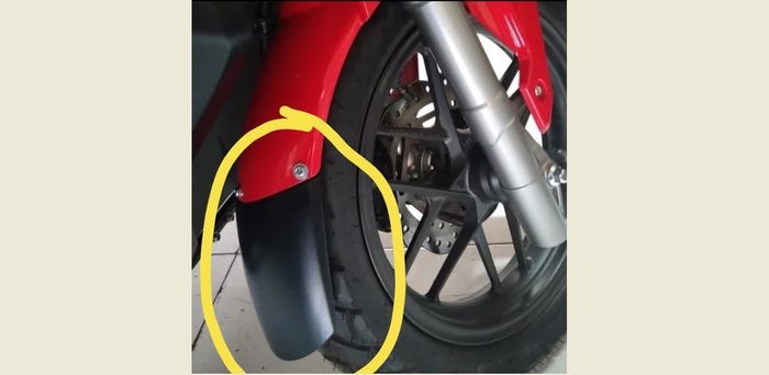 Honda ADV 150 juga dipasangi sepatbor tambahan agar aman dari cipratan air dan kotoran