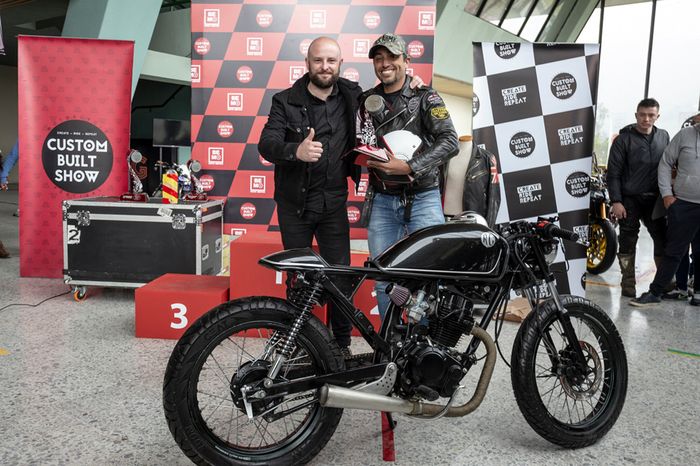 Kaki-kaki masih pakai bawaan motor loh