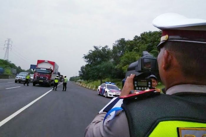 Ilustrasi penindakan pelanggar batas kecepatan kendaraan bermotor di jalan tol.