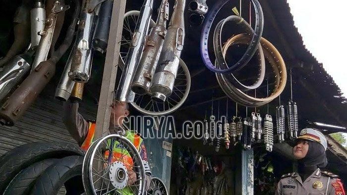 Polisi saat menggelar razia di Pasar Larangan Sidoarjo, Senin (30/12/2019)