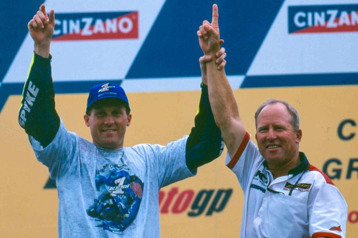 Kenny Roberts Sr bersama Kenny Roberts Jr ketika meriah juara dunia GP500 tahun 2000.