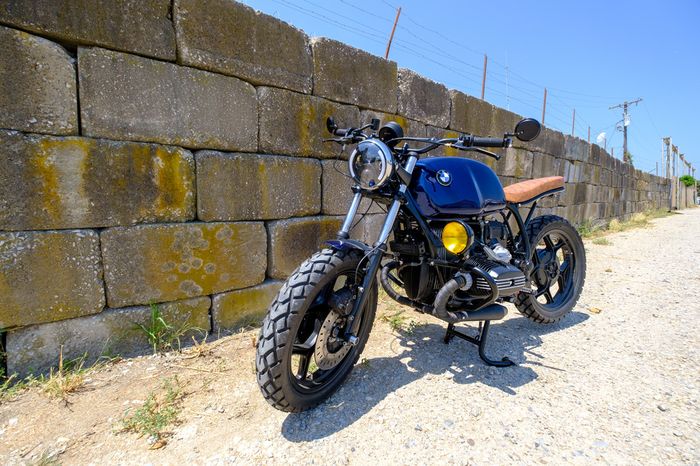 Kelir deep blue membuat BMW R100 ini tampil elegan