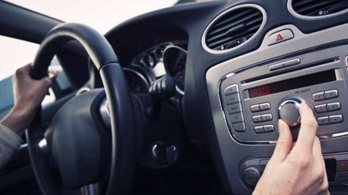 Ilustrasi menyetel musik di mobil