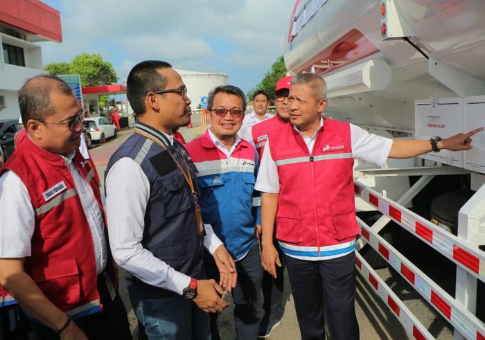 Komisaris PT Pertamina (Persero) Condro Kirono, didampingi Senior Vice President Business Operation Pertamina Yanuar Budi H dan General Manager Pertamina Marketing Operation Region (MOR) III Tengku Fernanda, meninjau kesiapan Fuel Terminal Tanjung Gerem.