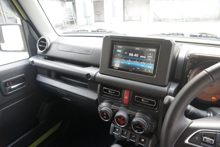 Ilustrasi head unit bawaan