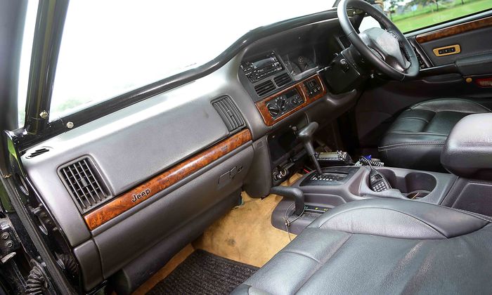 Interior Jeep Grand Cherokee ZJ yang sudah dimodifikasi