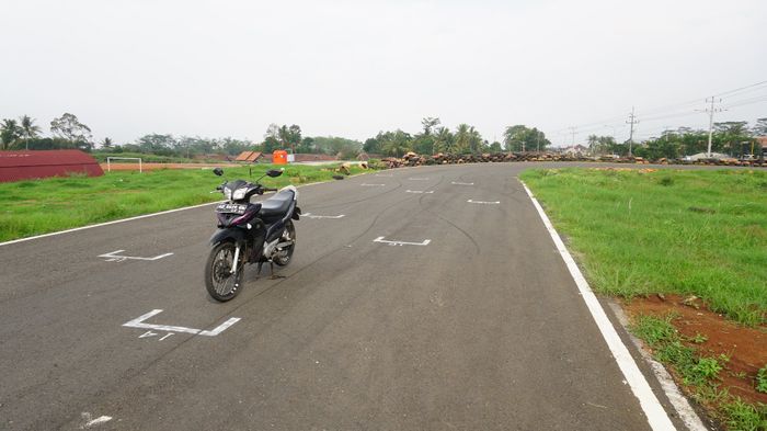 Yamaha Jupiter Z di starting grid Sirkuit Boyolali