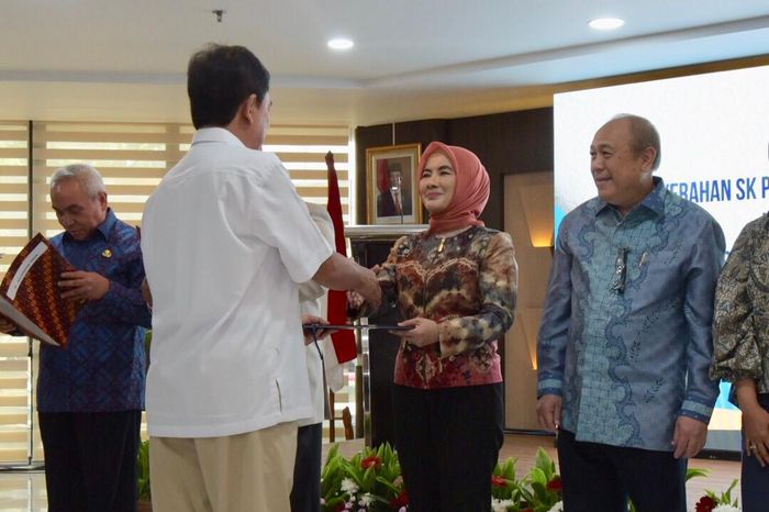 Penandatangan SK Pertamina dilakukan oleh Direktur Utama Pertamina Nicke Widyawati serta disaksikan Kepala BPH Migas M. Fanshurullah Asa dan Menteri ESDM Arifin Tasrif, di Aula Gedung BPH MIGAS, Jakarta, Senin (30/12/2019).