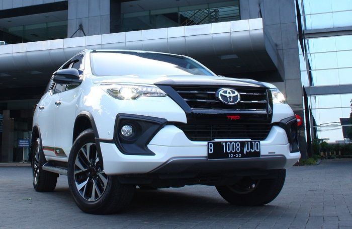 Toyota Fortuner sudah menyiapkan indikator letak tangki bahan bakar, berada di sebelah kanan atau kiri. Jadi, kamu enggak perlu bingung atau turun dari Mobil untuk melihat, saat akan melakukan pengisian.