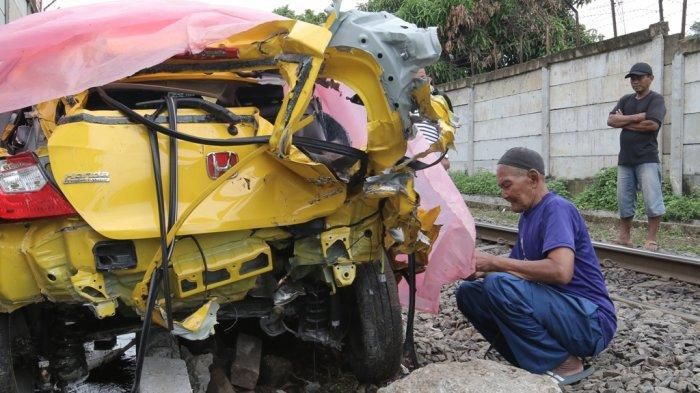 Bodi belakang Honda Brio yang tertabrak kereta api di Lampung