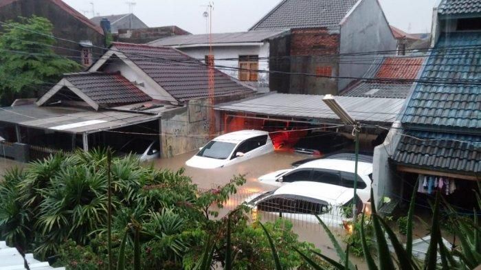 Jika mobil terendam banjir seperti ini dengan kondisi aki belum dicabut, ECU bisa beresiko mengalami korsleting