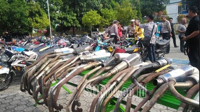 Ratusan knalpot brong beserta motor yang diamankan Polres Nganjuk, Senin (31/12/2018). 