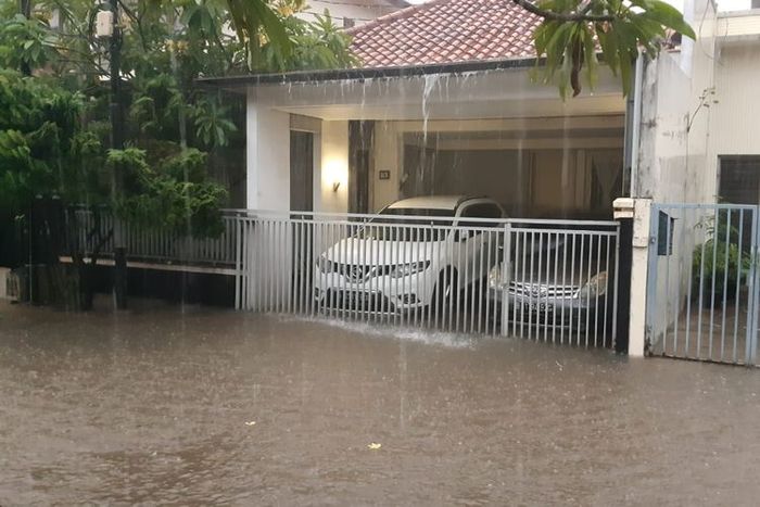Banjir terjadi di Komplek BPPT, Kembangan, Jakarta Barat, Rabu (1/1/2020).