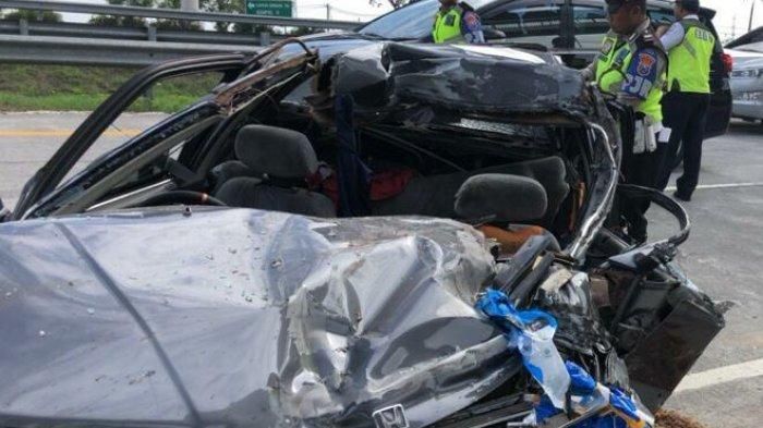 Sebuah mobil Honda Civic Nopol AG 1795 KI yang ditumpangi satu keluarga mengalami kecelakaan maut di KM 722 Gerbang Tol Gempol 1, Desa Legok, Kecamatan Gempol, Kamis (2/1/2020) pagi. (ISTIMEWA)