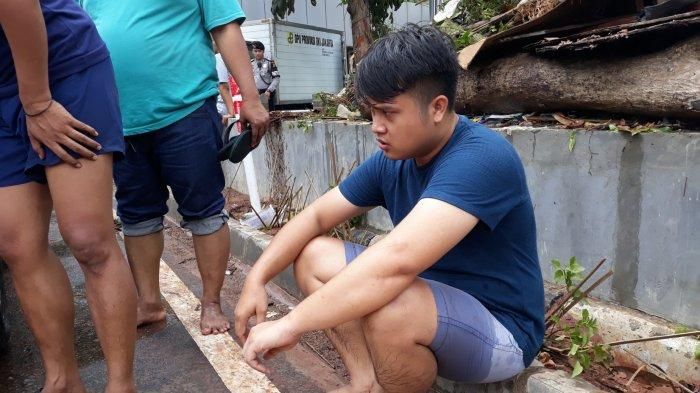 Jefri (25) pengemudi taksi online sekaligus pemilik Toyota Avanza yang mengambang diterpa banjir Jakarta saat dirinya tidur di dalam kabin