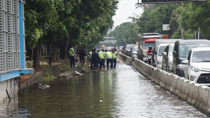 Genangan Banjir Melanda Sebagian Besar Ruas Jalan Utama di Jakarta