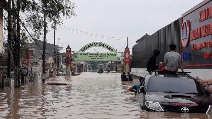 Toyota Fortuner saat masih terendam banjir di Pondok Gede Permai kota Bekasi, Jawa Barat