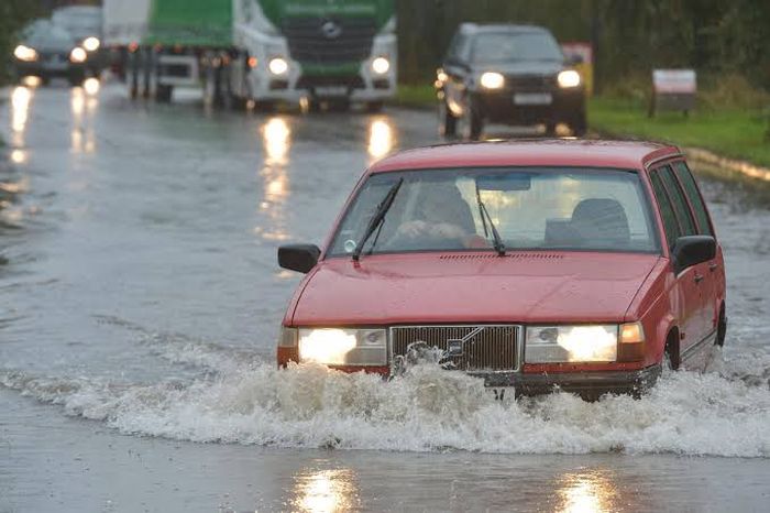 Ilustrasi mobil Volvo terendam banjir
