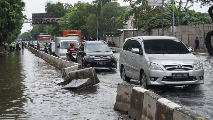 Sejumlah Ruas Jalan Utama di Jakarta Tergenang Banjir