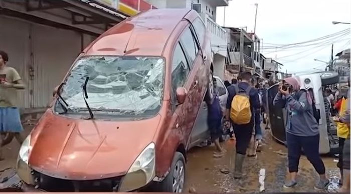 Tumpukan mobil di kawasan kota Bekasi pasca banjir