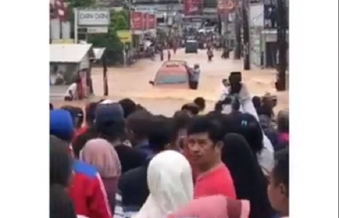 Isuzu Panther sukses menyeberangi jalanan yang tergenang banjir tanpa mogok 