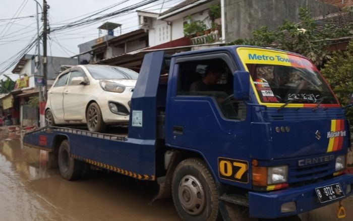 KIA Picanto milik Jemina di Perumahan Pondok Gede Permai ditowing menuju bengkel resmi KIA.