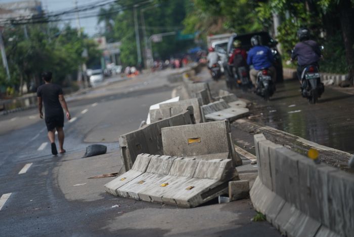 Separator Busway tampak berserakan di jalan Panjang tepatnya di depan halte Busway Green Garden