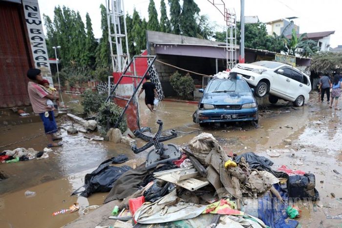 Puluhan mobil hancur pasca banjir yang merendam kawasan Pondok Gede Permai, Jatiasih, Bekasi, Jawa Barat, Kamis (2/1/2020).  