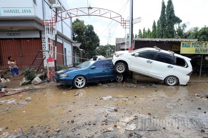 Puluhan mobil hancur pasca banjir yang merendam kawasan Pondok Gede Permai, Jatiasih, Bekasi, Jawa Barat, Kamis (2/1/2020).  