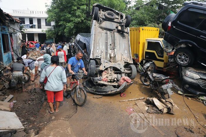 Puluhan mobil hancur pasca banjir yang merendam kawasan Pondok Gede Permai, Jatiasih, Bekasi, Jawa Barat, Kamis (2/1/2020). 