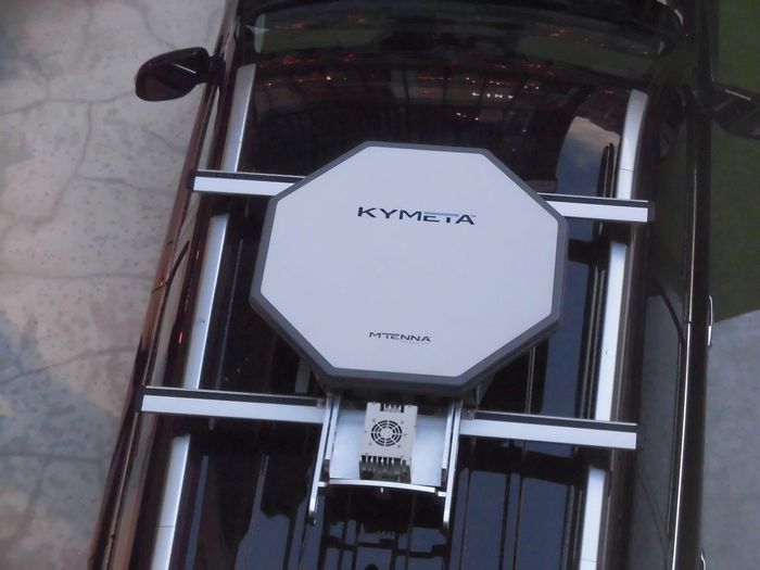 Antena datar dari KYMETA u7 terpasang di bagian atap