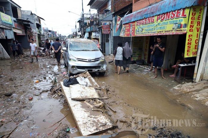Puluhan mobil hancur pasca banjir yang merendam kawasan Pondok Gede Permai, Jatiasih, Bekasi, Jawa Barat, Kamis (2/1/2020).  