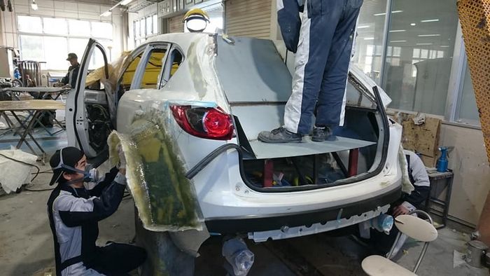 Proses pengerjaan modifikasi Mazda CX-5 oleh NATS