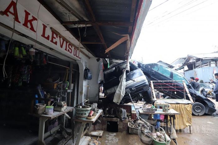 Puluhan mobil hancur pasca banjir yang merendam kawasan Pondok Gede Permai, Jatiasih, Bekasi, Jawa Barat, Kamis (2/1/2020).  