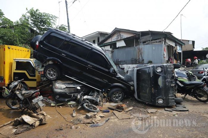 Puluhan mobil hancur pasca banjir yang merendam kawasan Pondok Gede Permai, Jatiasih, Bekasi, Jawa Barat, Kamis (2/1/2020). 