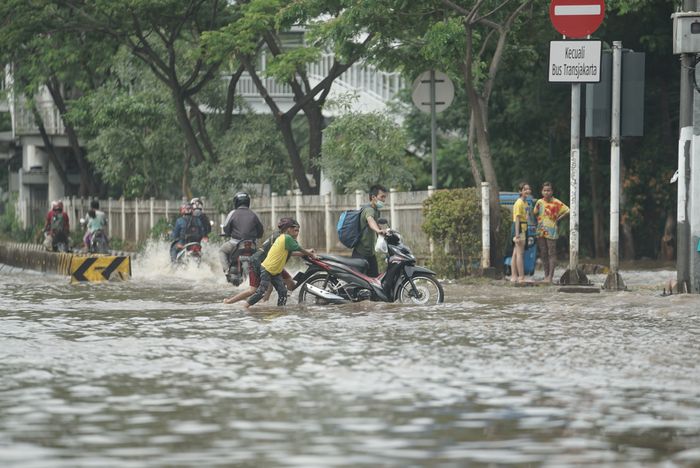 Pemotor menerjang banjir di Green Garden, Kedoya, Jakarta Barat