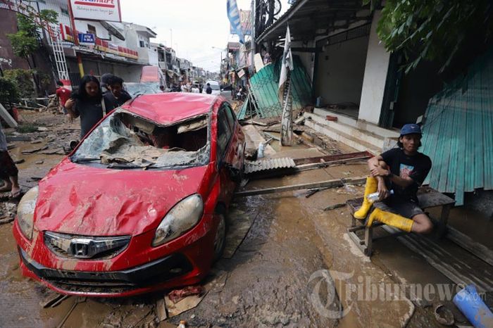 Puluhan mobil hancur pasca banjir yang merendam kawasan Pondok Gede Permai, Jatiasih, Bekasi, Jawa Barat, Kamis (2/1/2020). 