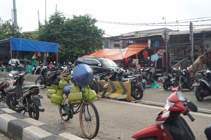 Tampak jalan Panjang menuju Daan Mogot masih ditutup karena adanya posko banjir di sekitar perlitasan kereta api Pesing