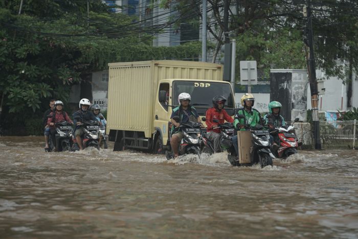 Pemotor menerjang banjir di Green Garden, Kedoya, Jakarta Barat
