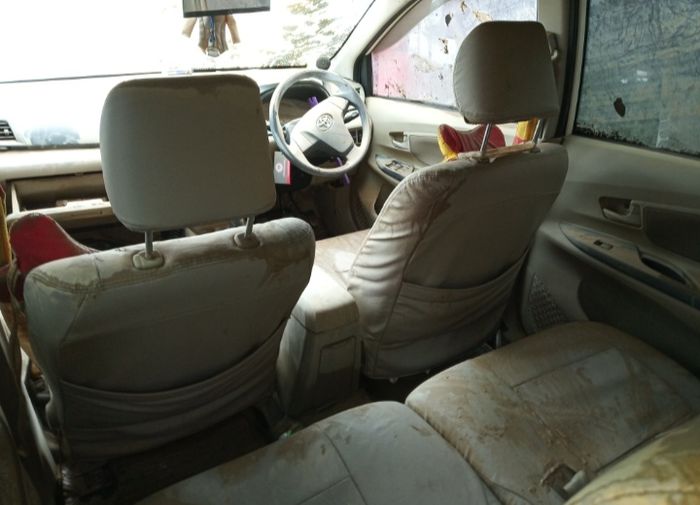 Interior Toyota Avanza penuh lumpur setelah terendam banjir
