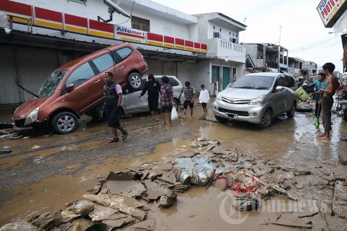 Puluhan mobil hancur pasca banjir yang merendam kawasan Pondok Gede Permai, Jatiasih, Bekasi, Jawa Barat, Kamis (2/1/2020).  