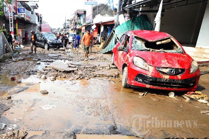 Puluhan mobil hancur pasca banjir yang merendam kawasan Pondok Gede Permai, Jatiasih, Bekasi, Jawa Barat, Kamis (2/1/2020).  