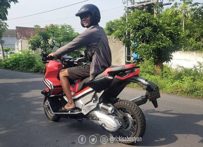 Honda Vario 150 dirombak mirip X-ADV750