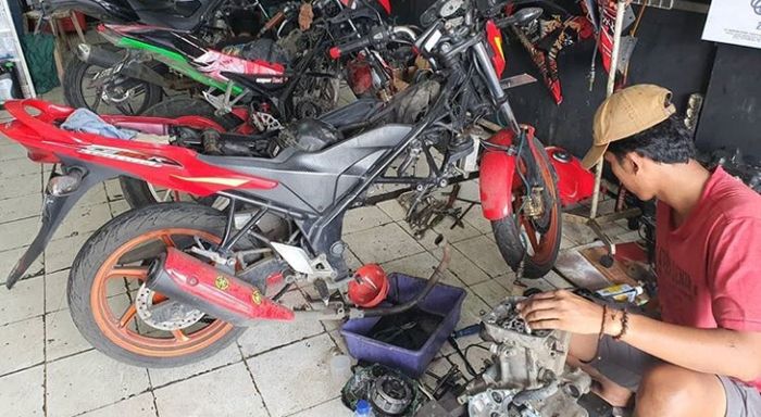 Honda CB150R turun mesin akibat terendam banjir.