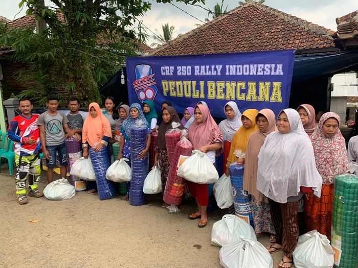 Bantuan dari CRF 250 Rally Indonesia diserahkan langsung untuk warga terdampak banjir bandang di Cipanas, Lebak, Banten (4/1)