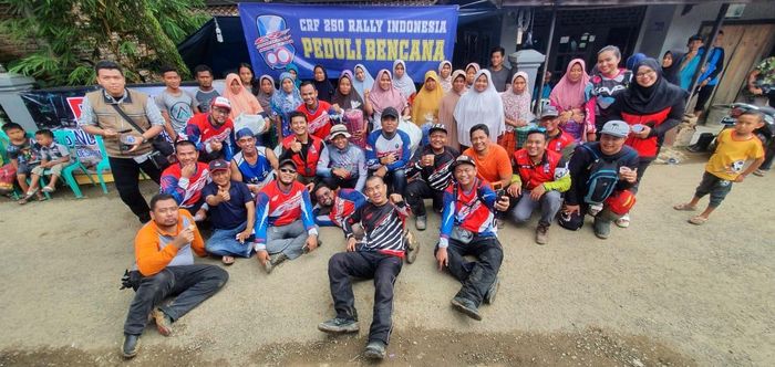 Para member CRF 250 Rally Indonesia memberikan motivasi dan semangat untuk warga terdampak bencana banjir bandang di Lebak, Banten (4/1)