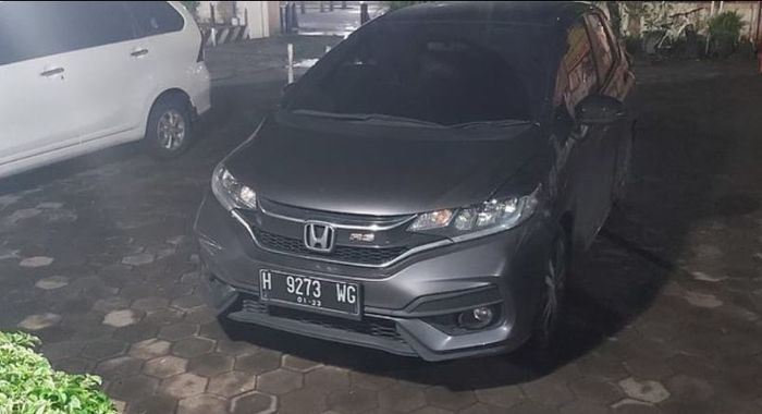 Honda Jazz GK5 yag raib dibawa kabur seoarang pria dari sebuah warung makan daerah Semarang, Jawa Tengah