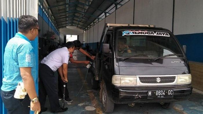 Kabid Lalu-lintas dan Angkutan Jalan Dinas Perhubungan (Dishub) Bangkalan, Ari Moein mengecek kegiatan uji KIR kendaraan pikap di kantor Dishub Bangkalan 